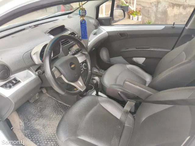 Chevrolet Spark 2015 · 1.1 AT