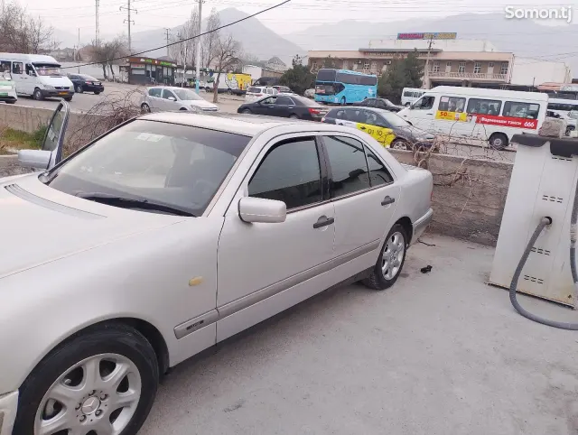 Mercedes-Benz E class 1996 · 2.0 MT
