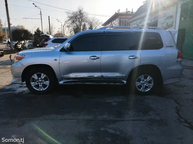 Toyota Land Cruiser 2011 · 5.7 AT