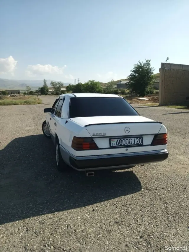 Mercedes-Benz W124 1990 · 2.0 MT