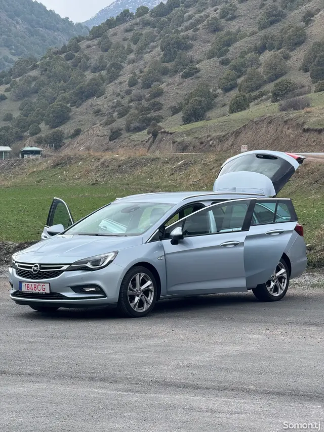 Opel Astra K 2017 · 1.4 AT