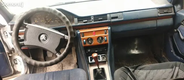 Mercedes-Benz W124 1990 · 1.9 MT