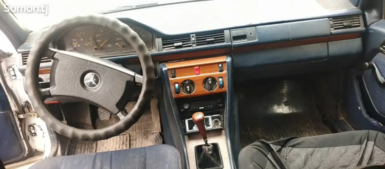 Mercedes-Benz W124 1990 · 1.9 MT