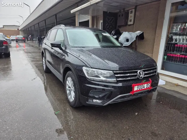 Volkswagen Tiguan 2018 · 2.0 AT