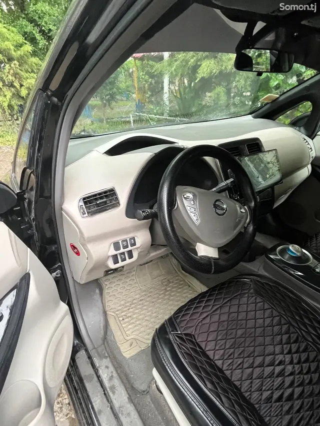 Nissan Leaf 2012 · AT