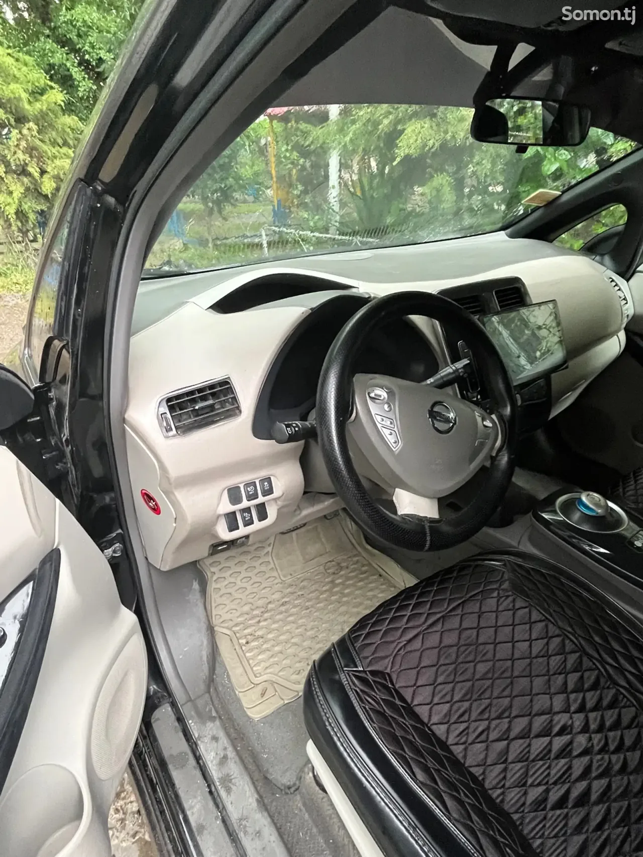 Nissan Leaf 2012 · AT