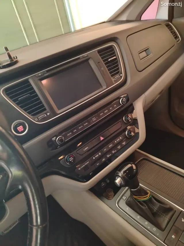 Kia Carnival 2015 · 2.2 AT