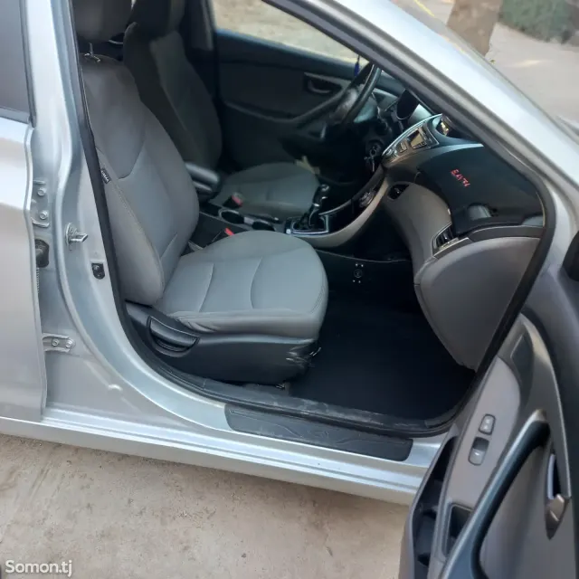 Hyundai Elantra 2012 · 1.8 MT