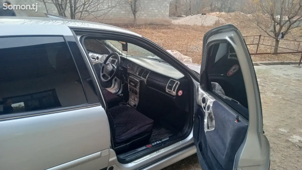 Opel Vectra B 2000 · 1.8 MT