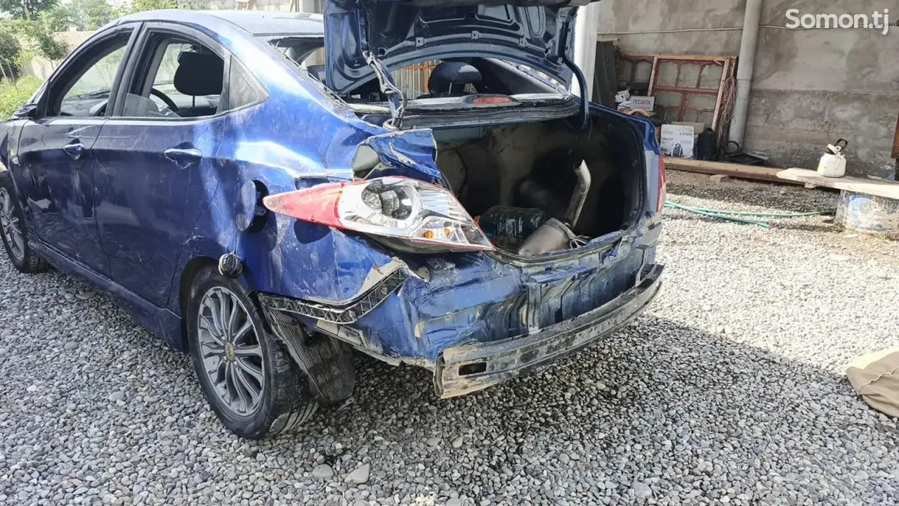 Hyundai Solaris 2013 · AT
