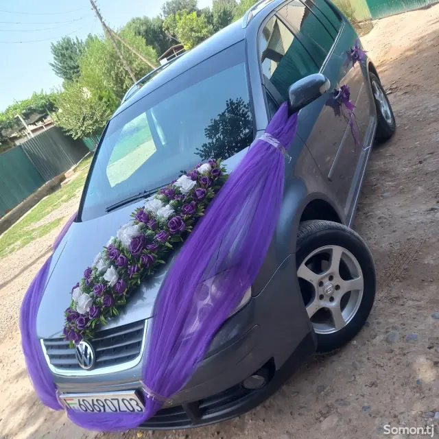 Volkswagen Touran 2006 · 1.6 MT
