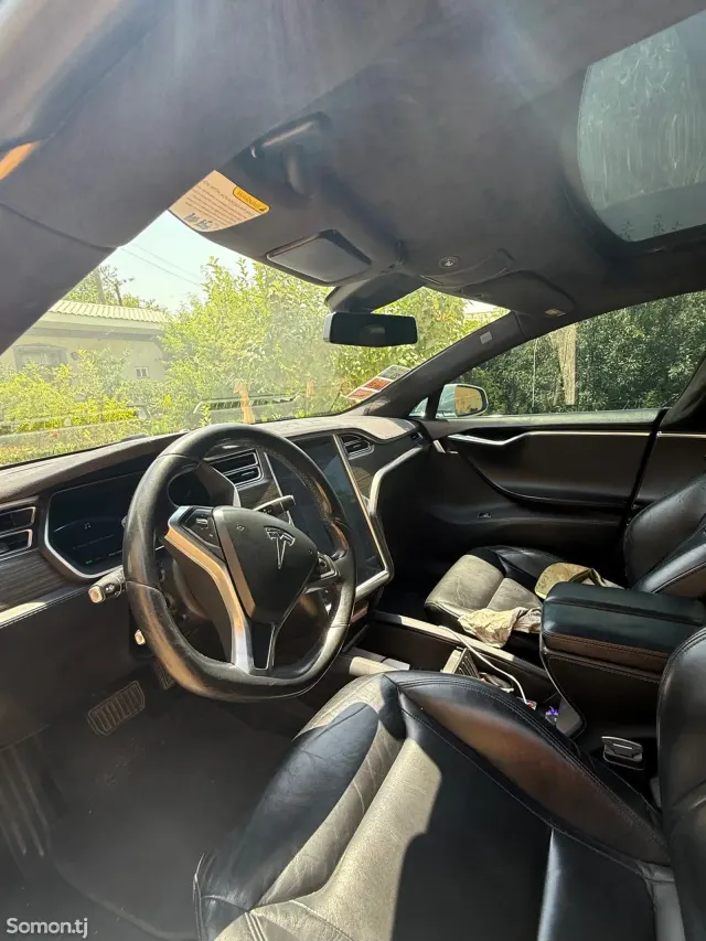 Tesla Model S 2015 · AT