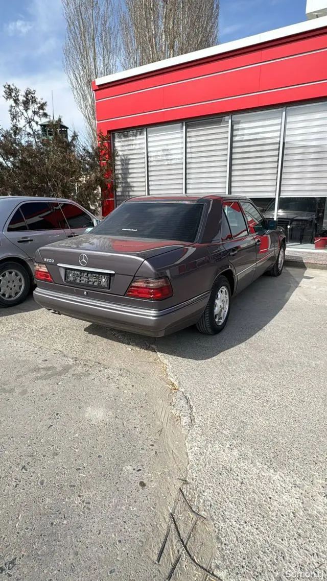 Mercedes-Benz W124 1994 · 2.0 AT