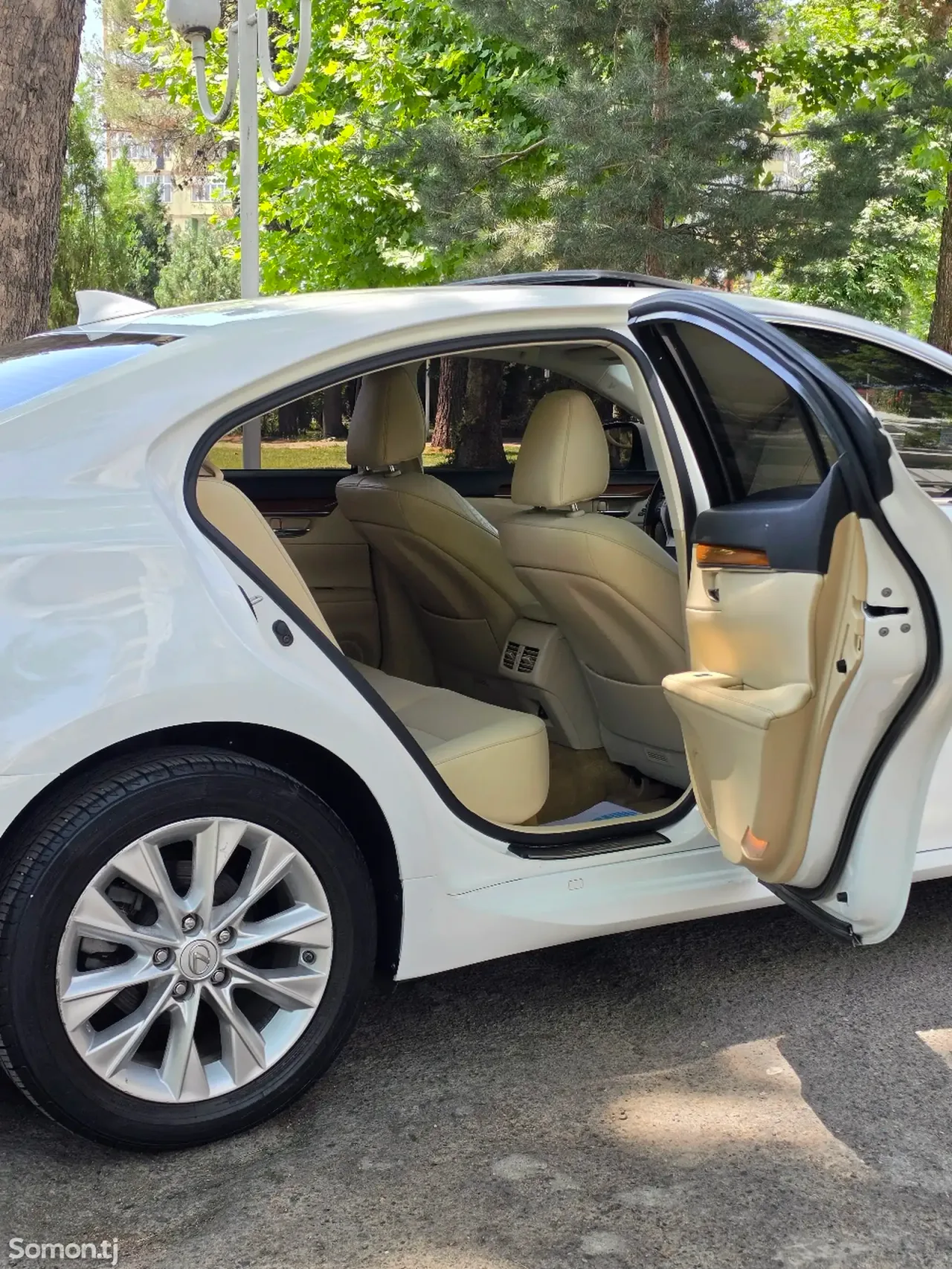 Lexus ES series 2015 · 2.5 AT