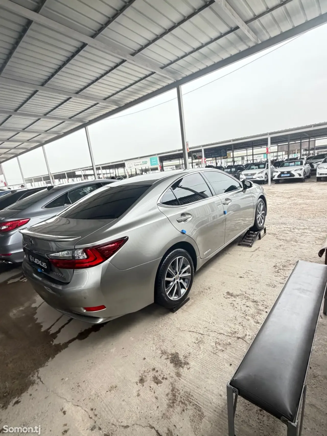 Lexus ES series 2017 · 2.5 AT
