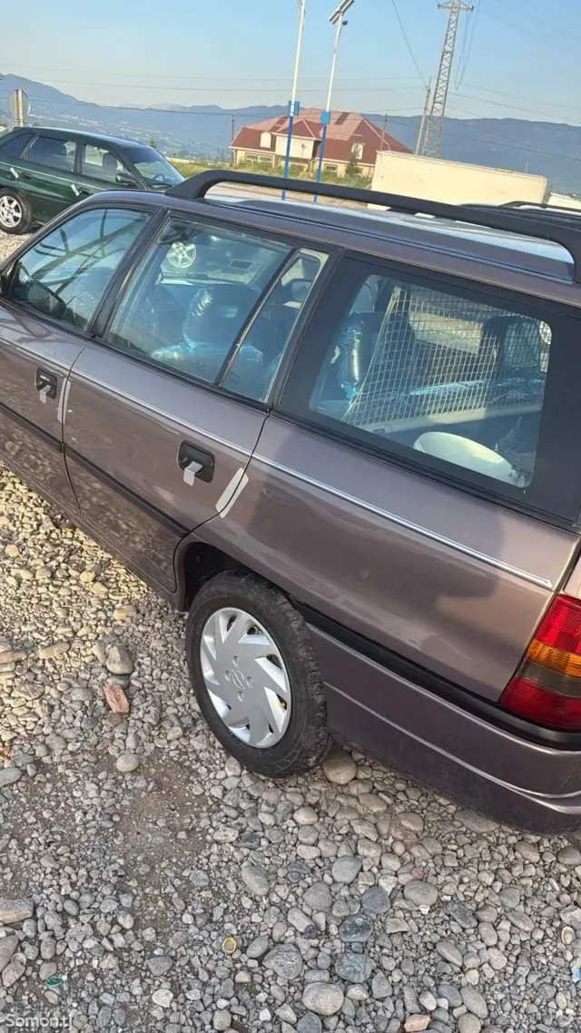 Opel Astra F 1998 · 1.6 MT