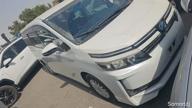 Toyota Voxy 2014 · AT