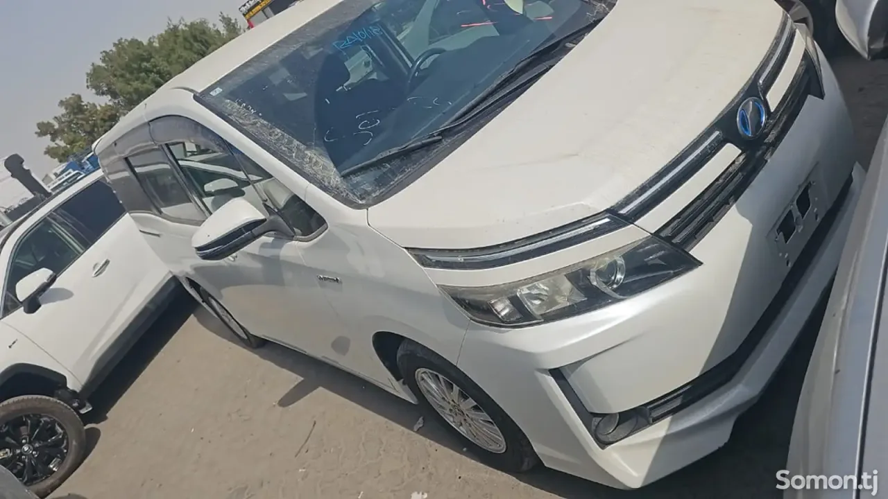 Toyota Voxy 2014 · AT