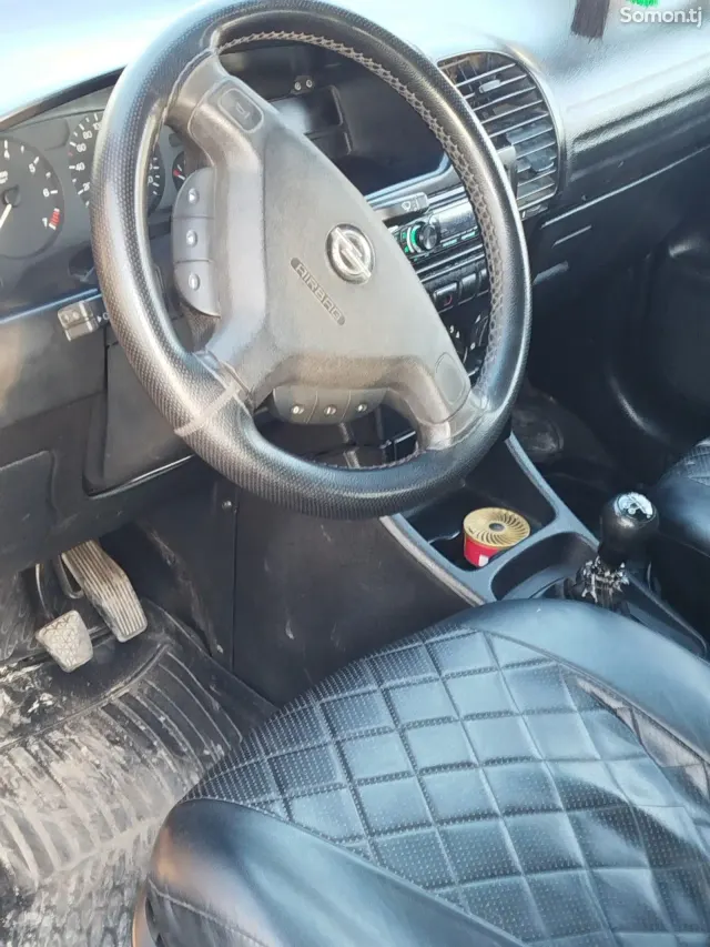 Opel Zafira 1999 · 1.6 MT