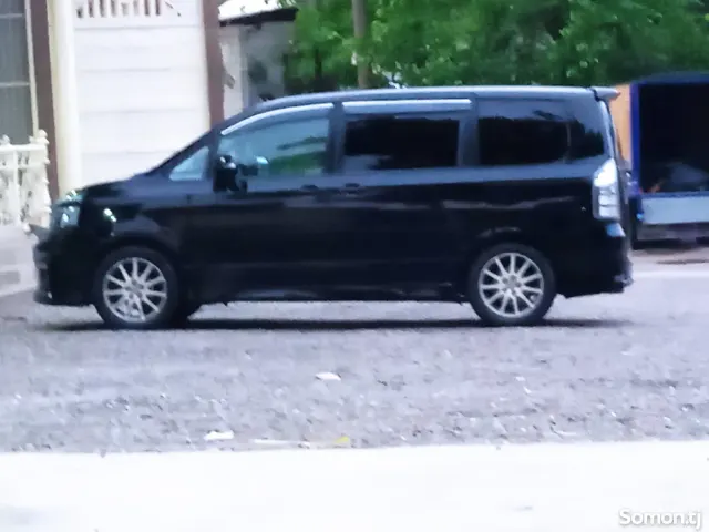 Toyota Voxy 2010 · 2.0 AT