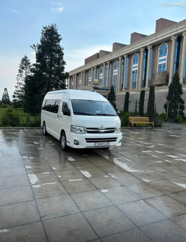 Toyota HiAce 2011 · 2.7 MT