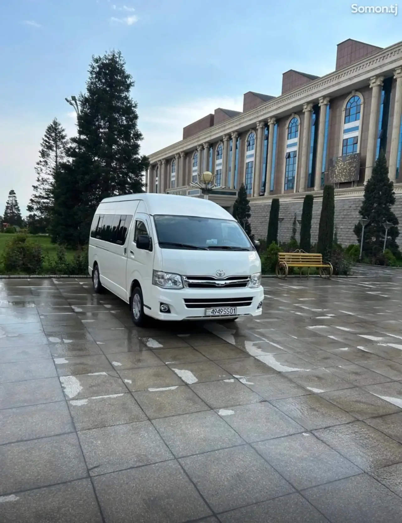 Toyota HiAce 2011 · 2.7 MT