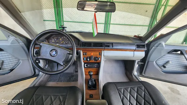 Mercedes-Benz W124 1991 · 2.0 MT