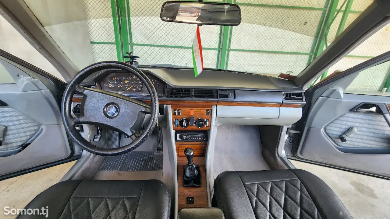 Mercedes-Benz W124 1991 · 2.0 MT
