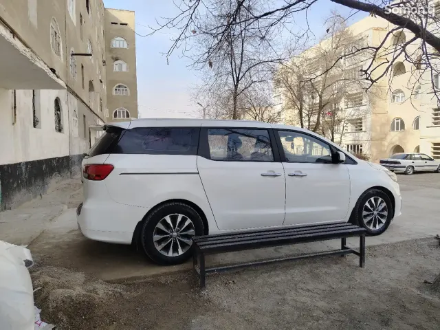 Kia Carnival 2016 · 2.2 AT