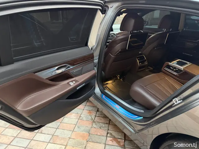 BMW 7 series 2016 · 3.0 AT
