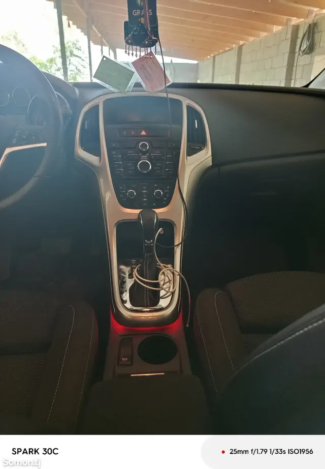 Opel Astra J 2010 · 1.6 AT