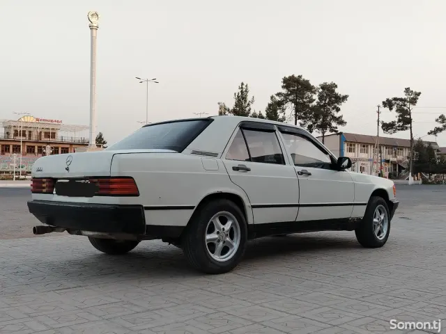 Mercedes-Benz W201 1988 · 1.8 MT