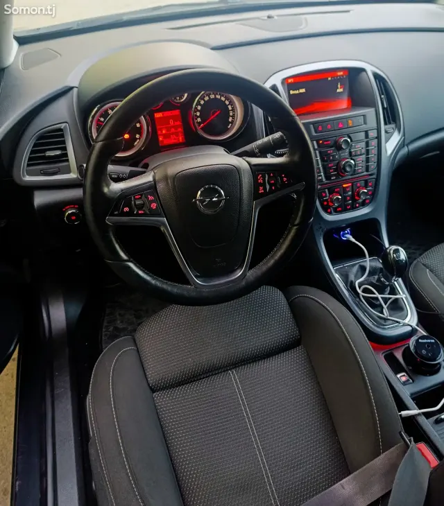 Opel Astra J 2014 · 1.6 MT
