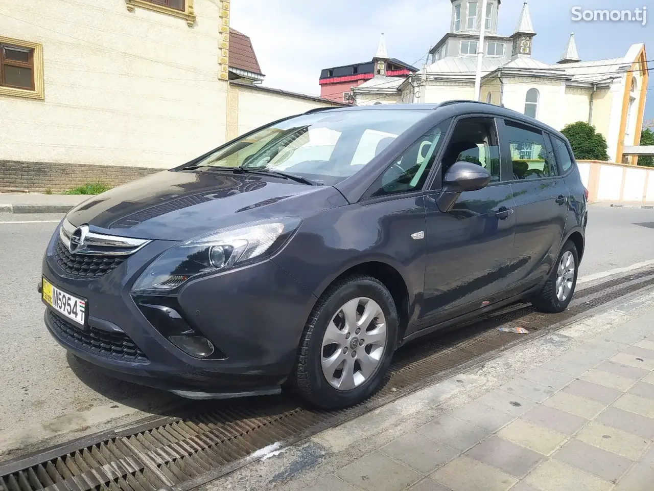 Opel Zafira 2016 · 2.0 MT