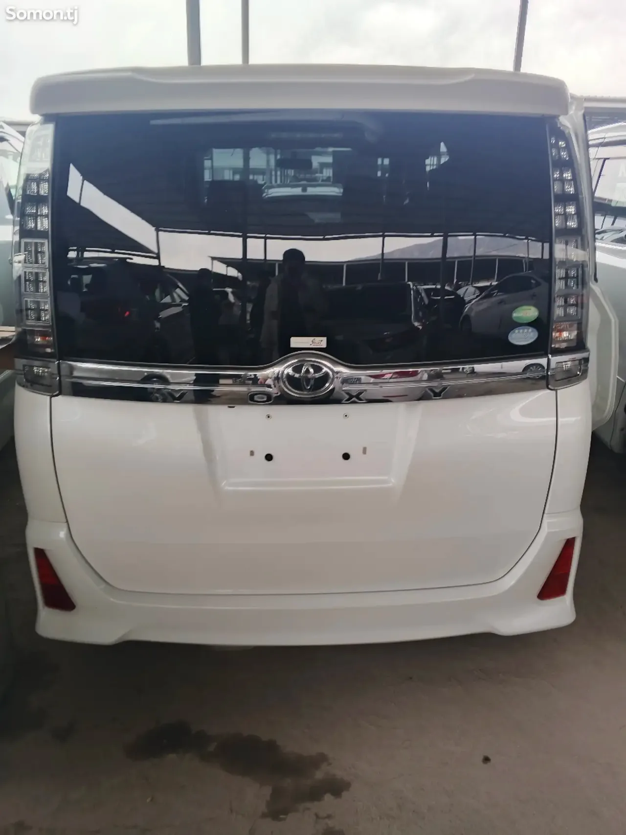 Toyota Voxy 2014 · 2.0 AT