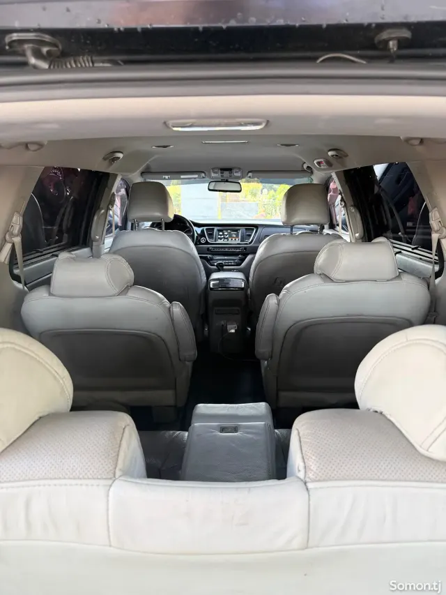 Kia Carnival 2015 · 2.2 AT