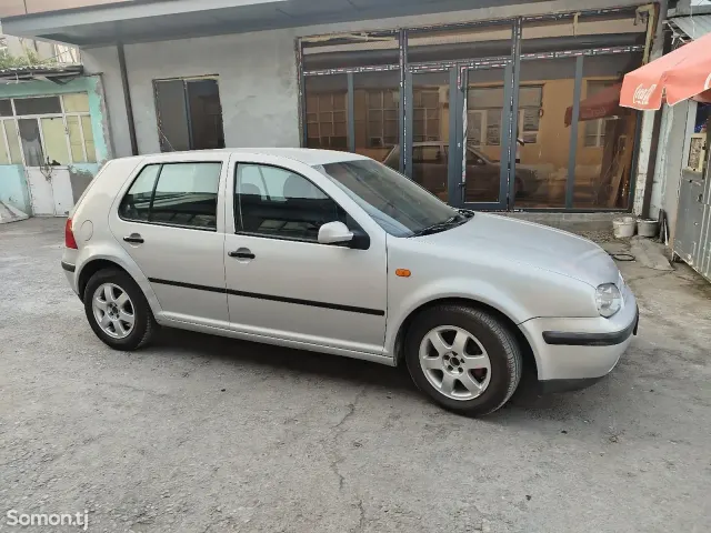 Volkswagen Golf 1998 · 1.6 MT