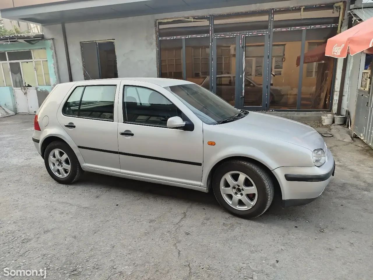 Volkswagen Golf 1998 · 1.6 MT