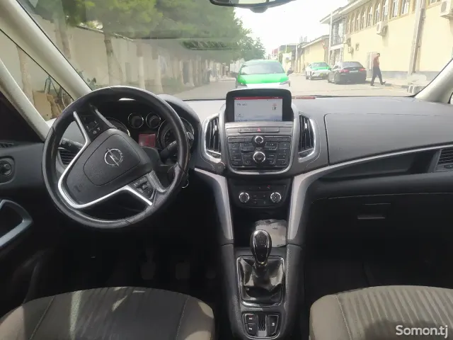 Opel Zafira 2016 · 2.0 MT