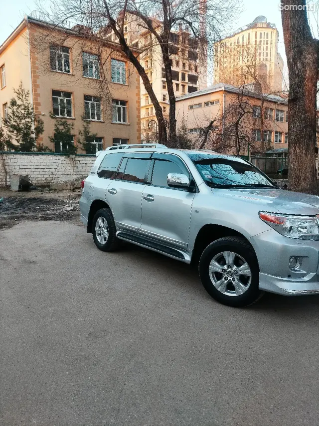 Toyota Land Cruiser 2011 · 5.7 AT