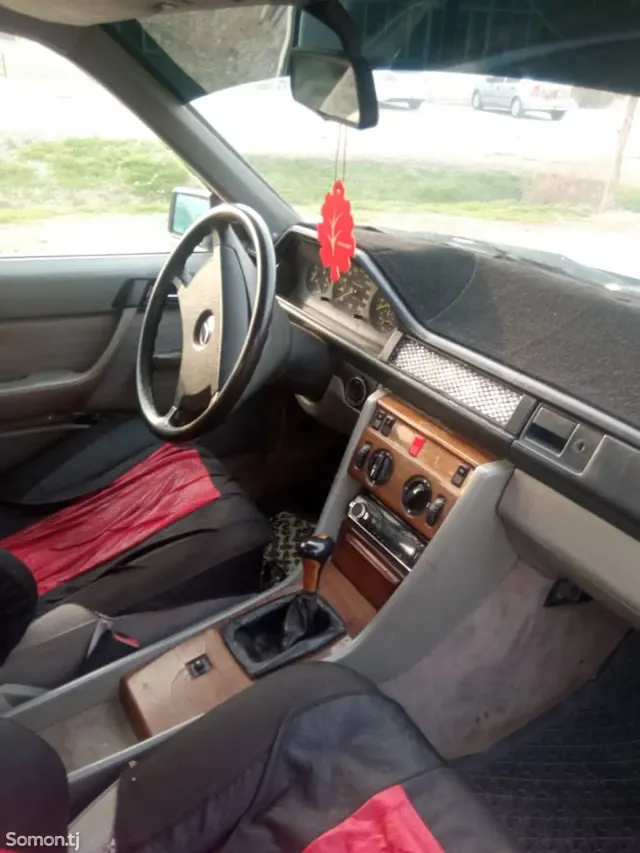 Mercedes-Benz W124 1988 · 2.0 MT
