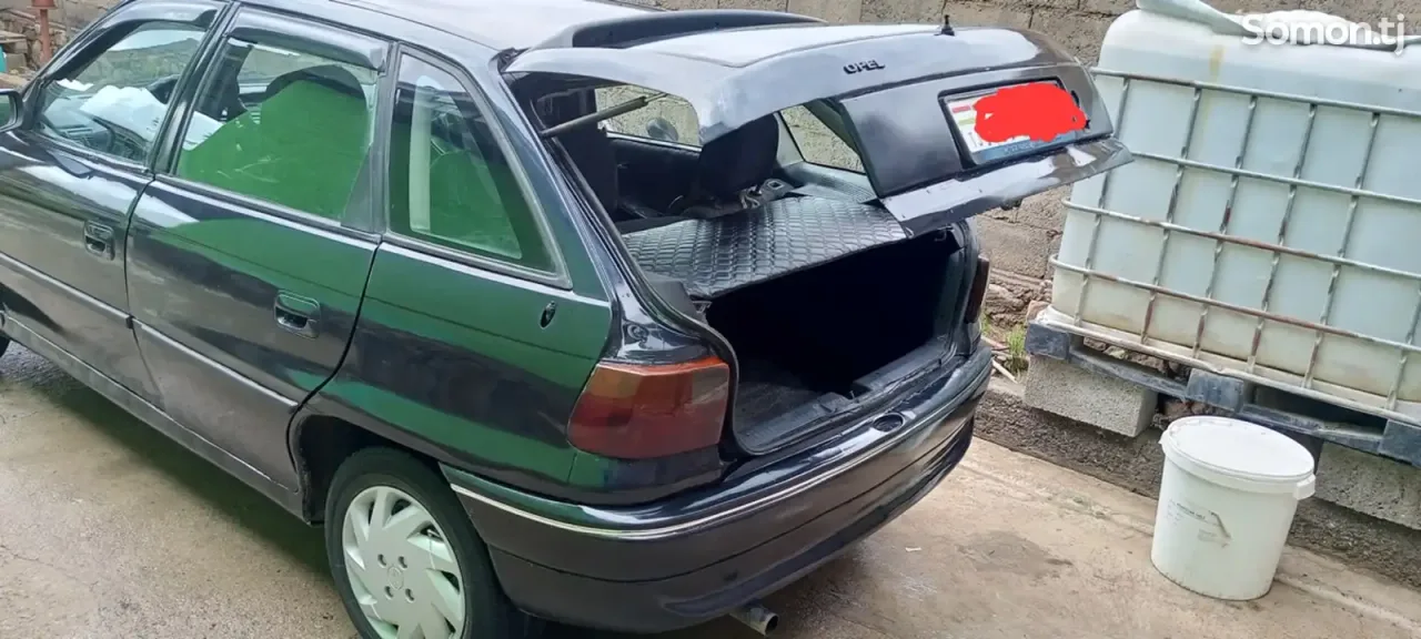Opel Astra F 1994 · 1.6 MT