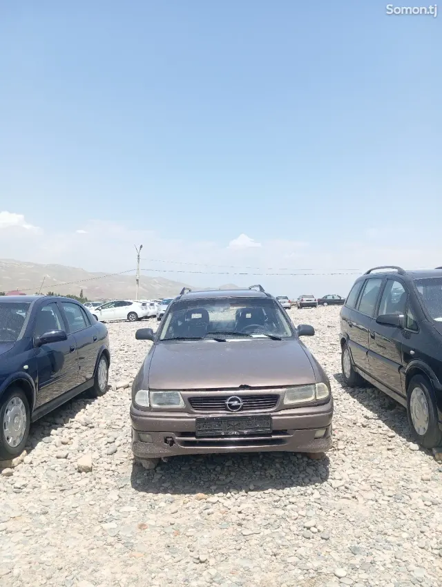 Opel Astra K 1997 · 1.6 MT