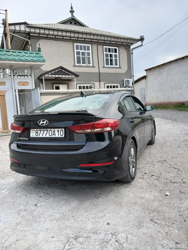 Hyundai Elantra 2017 · 1.8 AT