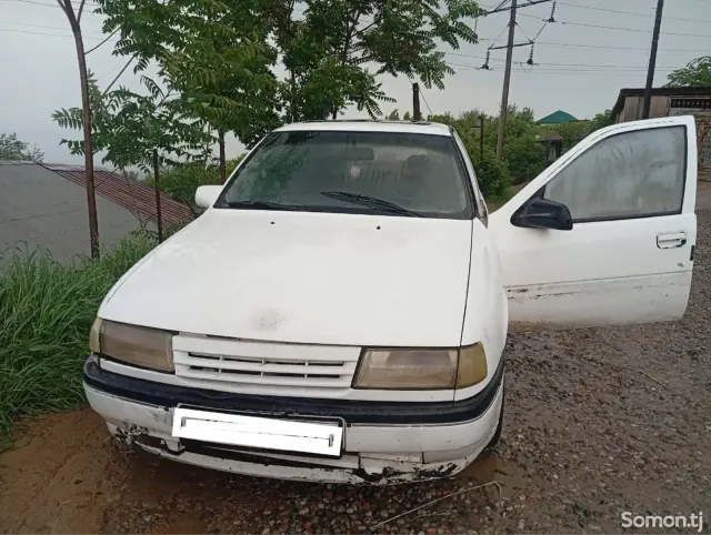 Opel Vectra A 1990 · 1.6 MT
