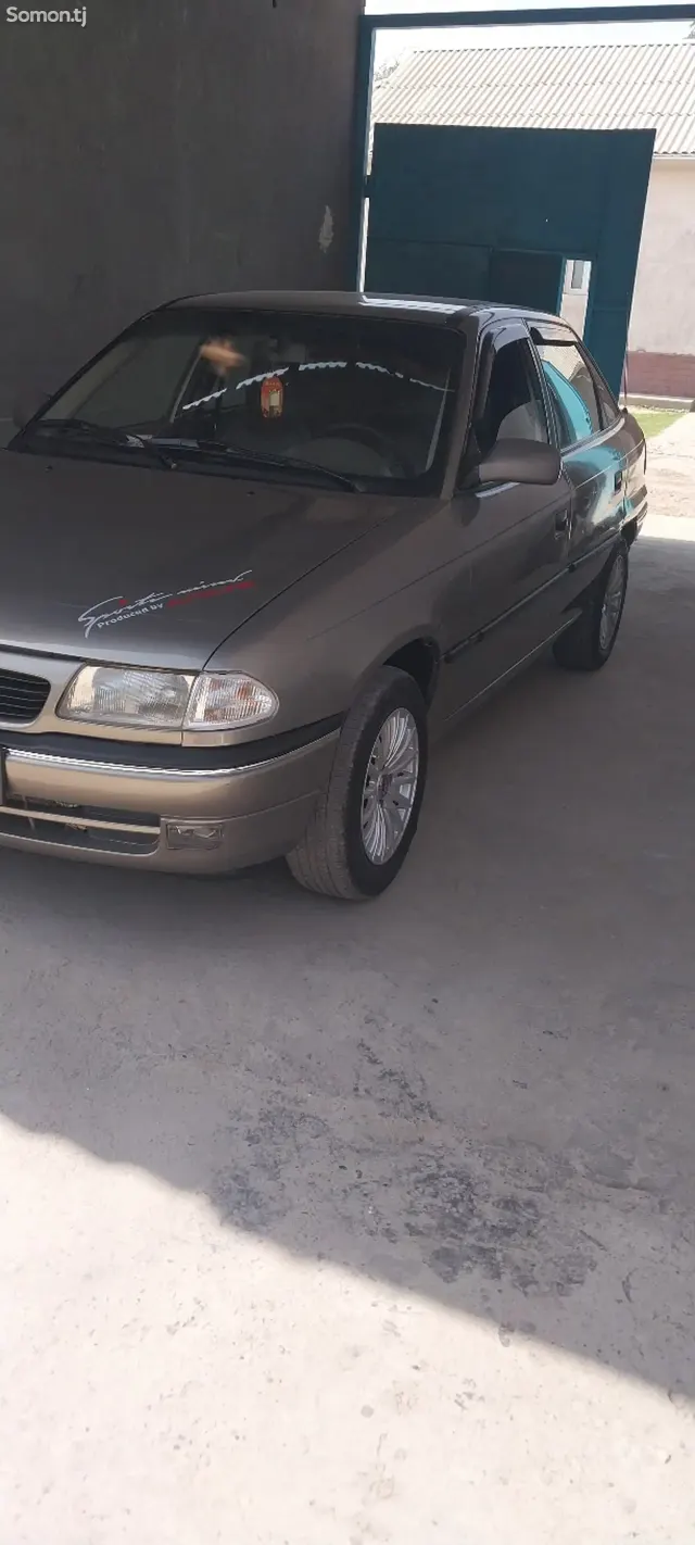 Opel Astra F 1996 · 1.6 MT