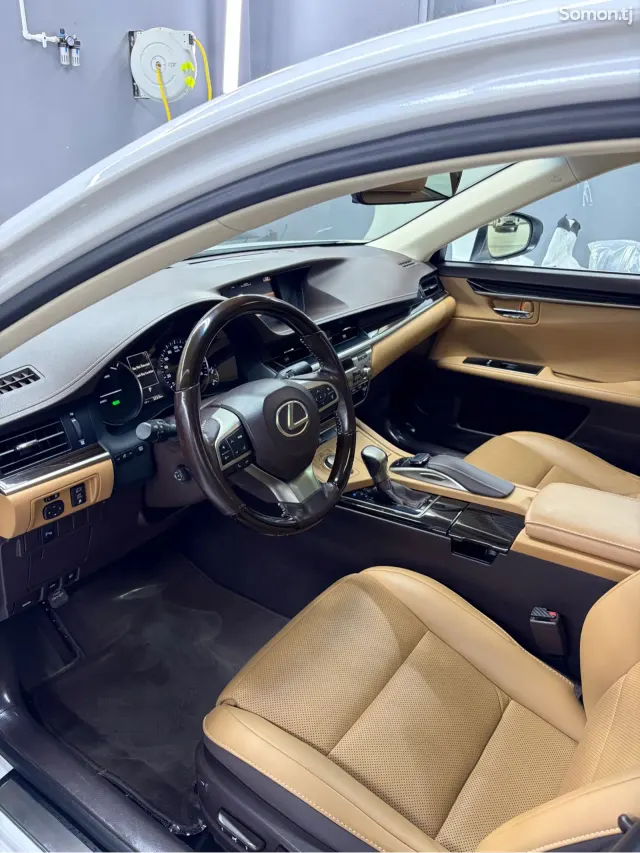 Lexus ES series 2017 · 2.5 AT