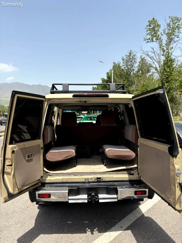 Toyota Land Cruiser 2012 · 4.7 MT