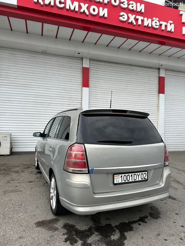 Opel Zafira 2006 · 2.2 MT