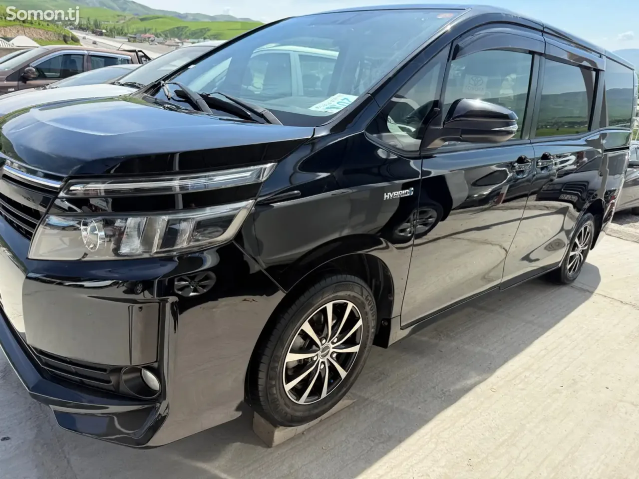 Toyota Voxy 2014 · 1.8 AT